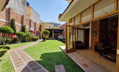 Exclusiva casa con jardín en condominio horizontal con seguridad 24 horas