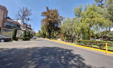 Exclusiva casa con jardín en condominio horizontal con seguridad 24 horas