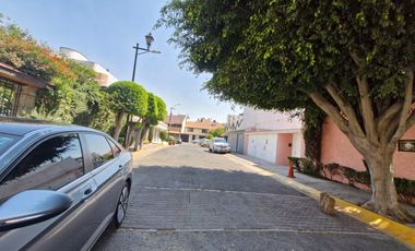 Exclusiva casa con jardín en condominio horizontal con seguridad 24 horas
