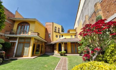 Exclusiva casa con jardín en condominio horizontal con seguridad 24 horas