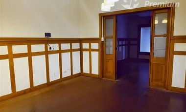 Casa en Venta en Magnífica casa patrimonial de 299 m² útiles y 7 estacionamientos para empresa mediana, a pasos del Estación Metro Manuel Montt