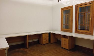 Casa en Venta en Magnífica casa patrimonial de 299 m² útiles y 7 estacionamientos para empresa mediana, a pasos del Estación Metro Manuel Montt