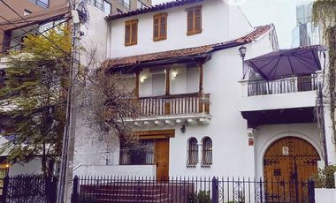 Casa en Venta en Magnífica casa patrimonial de 299 m² útiles y 7 estacionamientos para empresa mediana, a pasos del Estación Metro Manuel Montt