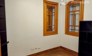 Casa en Venta en Magnífica casa patrimonial de 299 m² útiles y 7 estacionamientos para empresa mediana, a pasos del Estación Metro Manuel Montt