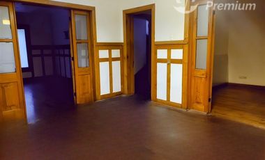 Casa en Venta en Magnífica casa patrimonial de 299 m² útiles y 7 estacionamientos para empresa mediana, a pasos del Estación Metro Manuel Montt