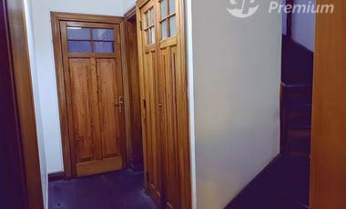 Casa en Venta en Magnífica casa patrimonial de 299 m² útiles y 7 estacionamientos para empresa mediana, a pasos del Estación Metro Manuel Montt