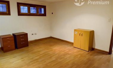 Casa en Venta en Magnífica casa patrimonial de 299 m² útiles y 7 estacionamientos para empresa mediana, a pasos del Estación Metro Manuel Montt