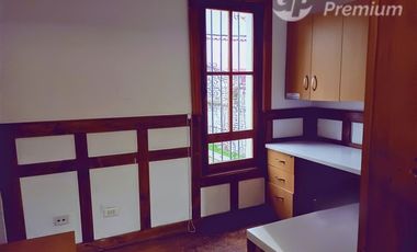 Casa en Venta en Magnífica casa patrimonial de 299 m² útiles y 7 estacionamientos para empresa mediana, a pasos del Estación Metro Manuel Montt