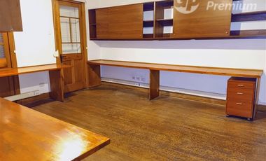 Casa en Venta en Magnífica casa patrimonial de 299 m² útiles y 7 estacionamientos para empresa mediana, a pasos del Estación Metro Manuel Montt