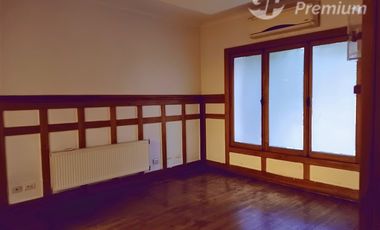 Casa en Venta en Magnífica casa patrimonial de 299 m² útiles y 7 estacionamientos para empresa mediana, a pasos del Estación Metro Manuel Montt