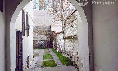 Casa en Venta en Magnífica casa patrimonial de 299 m² útiles y 7 estacionamientos para empresa mediana, a pasos del Estación Metro Manuel Montt