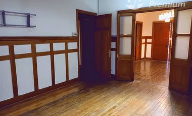 Casa en Venta en Magnífica casa patrimonial de 299 m² útiles y 7 estacionamientos para empresa mediana, a pasos del Estación Metro Manuel Montt