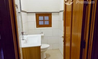 Casa en Venta en Magnífica casa patrimonial de 299 m² útiles y 7 estacionamientos para empresa mediana, a pasos del Estación Metro Manuel Montt