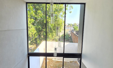 CASA EN VENTA EN ESQUINA, 3 RECÁMARAS, 3 BAÑOS, COCHERA PARA 2 AUTOS