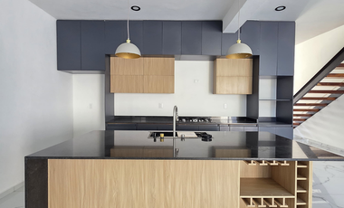 CASA EN VENTA EN ESQUINA, 3 RECÁMARAS, 3 BAÑOS, COCHERA PARA 2 AUTOS