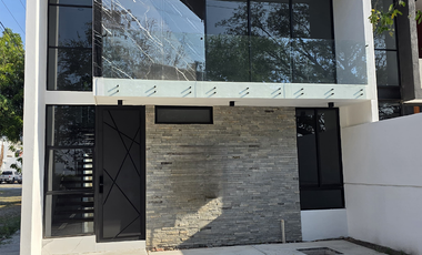 CASA EN VENTA EN ESQUINA, 3 RECÁMARAS, 3 BAÑOS, COCHERA PARA 2 AUTOS