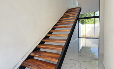 CASA EN VENTA EN ESQUINA, 3 RECÁMARAS, 3 BAÑOS, COCHERA PARA 2 AUTOS