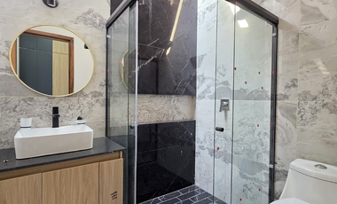 CASA EN VENTA EN ESQUINA, 3 RECÁMARAS, 3 BAÑOS, COCHERA PARA 2 AUTOS