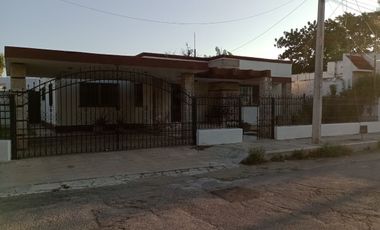 CASA EN LA COL. MEXICO EN ESQUINA DE 2 REC. EN UNA PLANTA