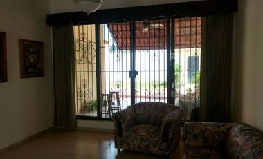 CASA EN LA COL. MEXICO EN ESQUINA DE 2 REC. EN UNA PLANTA