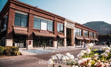 Local Comercial en Arriendo en Camino Los Trapenses. Paseo La Cruz