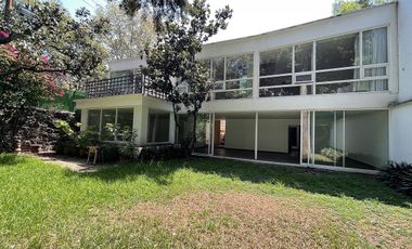 Casa remodelada totalmente con gran ubicación.