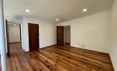 Casa remodelada totalmente con gran ubicación.