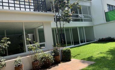 Casa remodelada totalmente con gran ubicación.