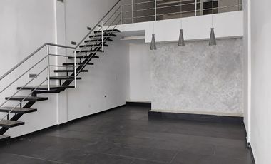 Renta de Local Comercial doble Altura con Tapanco zona UVM