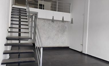 Renta de Local Comercial doble Altura con Tapanco zona UVM