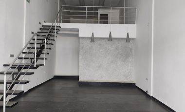 Renta de Local Comercial doble Altura con Tapanco zona UVM