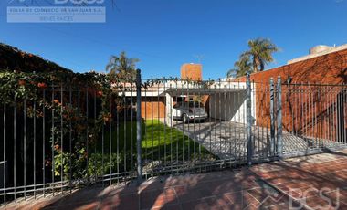 Casa sobre Avenida Ignacio de la Roza.