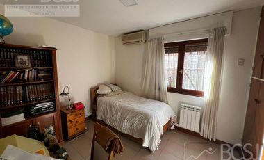 Casa sobre Avenida Ignacio de la Roza.