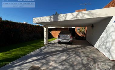 Casa sobre Avenida Ignacio de la Roza.