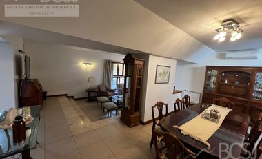 Casa sobre Avenida Ignacio de la Roza.