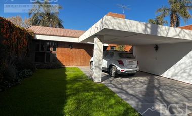 Casa sobre Avenida Ignacio de la Roza.