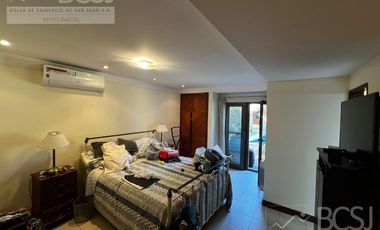 Casa sobre Avenida Ignacio de la Roza.