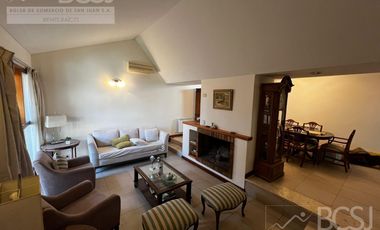 Casa sobre Avenida Ignacio de la Roza.