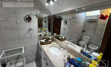 Casa sobre Avenida Ignacio de la Roza.