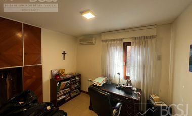 Casa sobre Avenida Ignacio de la Roza.