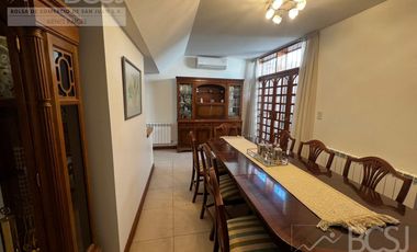 Casa sobre Avenida Ignacio de la Roza.