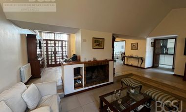 Casa sobre Avenida Ignacio de la Roza.