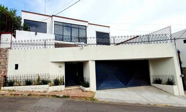 Casa en VENTA con amplio jardín