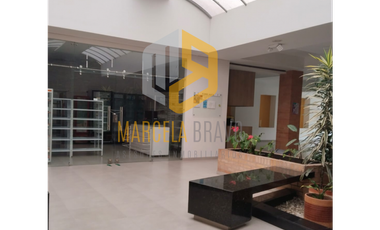 SE VENDE  LOCAL COMERCIAL EN EDIFICIO MODERNO. SC