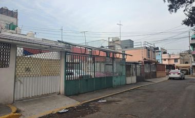 Casa en Unidad Vicente Guerrero, Iztapalapa con 3 rec y 1 baño