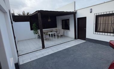 Vendo espaciosa casa en playa Arica.