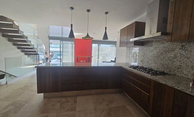 Penthouse de Lujo en 3 Niveles | Roof Garden Privado y 3 Estacionamientos.