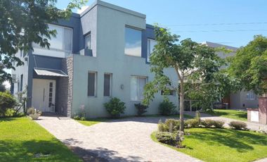 Casa en alquiler anual 6 amb. amoblado barrio Los Lagos Nordelta Tigre