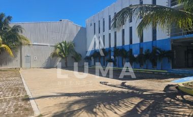 NAVE INDUSTRIAL, PATIO Y OFICINAS EN RENTA EN MUNDO MAYA