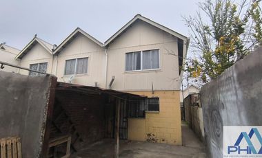 Casa en venta c/ estacionamiento en Centro de Lampa